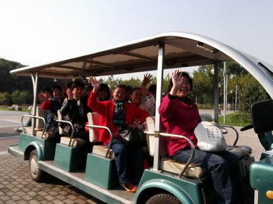 李老師與家政員在世紀公園坐車遊園.JPG